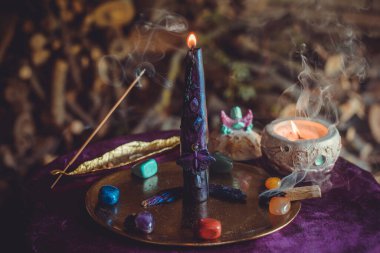 Dolunayda Siyah Mum Yakma Töreni. Esrarengiz Dönüşüm Seremonisi