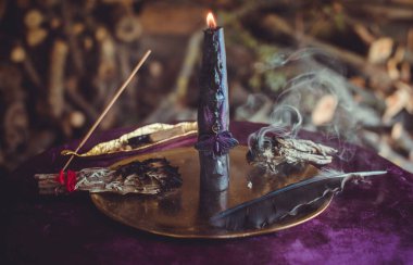 Dolunayda Siyah Mum Yakma Töreni. Esrarengiz Dönüşüm Seremonisi