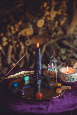 Dolunayda Siyah Mum Yakma Töreni. Esrarengiz Dönüşüm Seremonisi