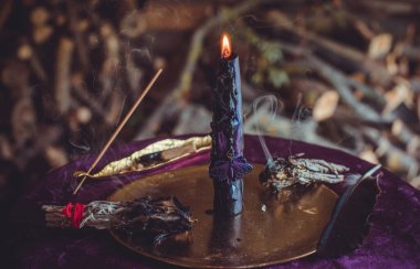 Dolunayda Siyah Mum Yakma Töreni. Esrarengiz Dönüşüm Seremonisi