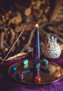 Dolunayda Siyah Mum Yakma Töreni. Esrarengiz Dönüşüm Seremonisi