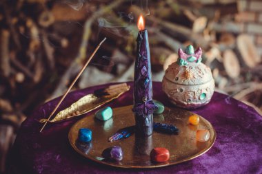 Dolunayda Siyah Mum Yakma Töreni. Esrarengiz Dönüşüm Seremonisi