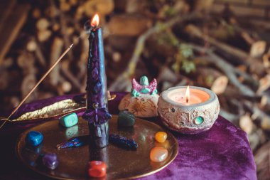 Dolunayda Siyah Mum Yakma Töreni. Esrarengiz Dönüşüm Seremonisi