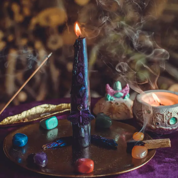 Dolunayda Siyah Mum Yakma Töreni. Esrarengiz Dönüşüm Seremonisi