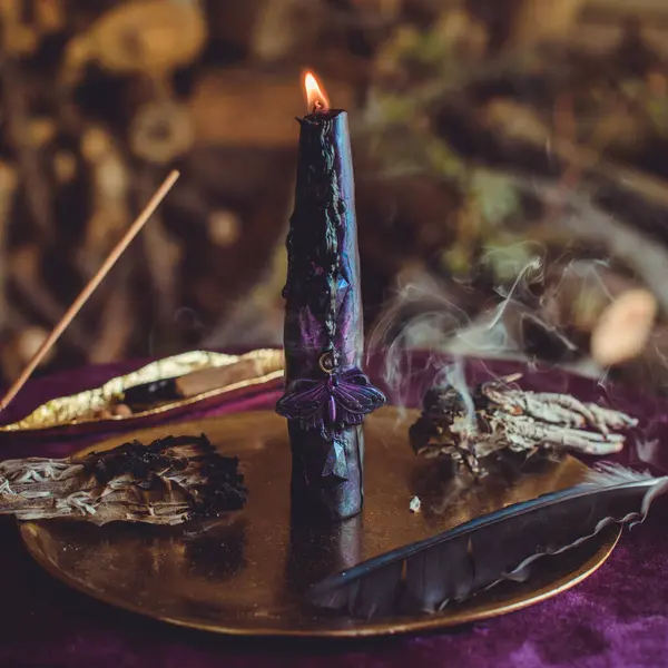 Dolunayda Siyah Mum Yakma Töreni. Esrarengiz Dönüşüm Seremonisi