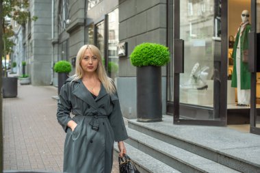 Şehir Merkezindeki Vitrinlerde Zarif Artı Boyutlu Avrupalı Kadın