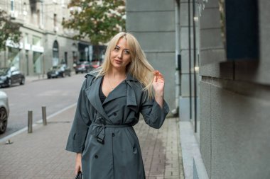 Şehir Merkezindeki Vitrinlerde Zarif Artı Boyutlu Avrupalı Kadın