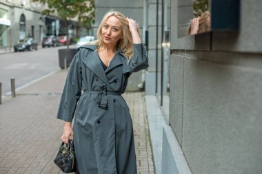 Şehir Merkezindeki Vitrinlerde Zarif Artı Boyutlu Avrupalı Kadın