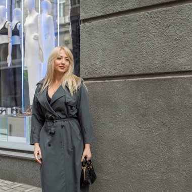 Şehir Merkezindeki Vitrinlerde Zarif Artı Boyutlu Avrupalı Kadın