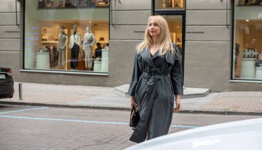 Şehir Merkezindeki Vitrinlerde Zarif Artı Boyutlu Avrupalı Kadın