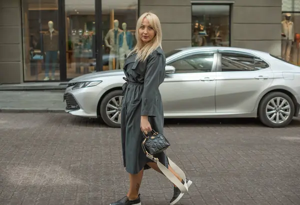 Şehir Merkezindeki Vitrinlerde Zarif Artı Boyutlu Avrupalı Kadın