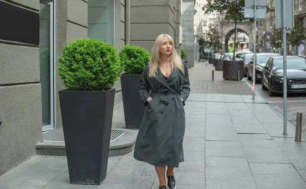 Şehir Merkezindeki Vitrinlerde Zarif Artı Boyutlu Avrupalı Kadın