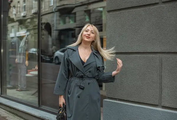 Şehir Merkezindeki Vitrinlerde Zarif Artı Boyutlu Avrupalı Kadın