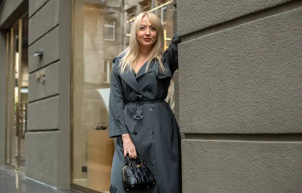 Şehir Merkezindeki Vitrinlerde Zarif Artı Boyutlu Avrupalı Kadın