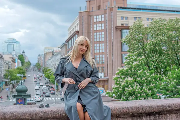 Kendine güveni tam Avrupalı bir kadın Gri montlu, Kentsel Yürüyüşün tadını çıkarıyor