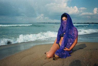 90 'ların klasik Kadın Yaşam Tarzı Portresi. Retro Moda, Nostalji