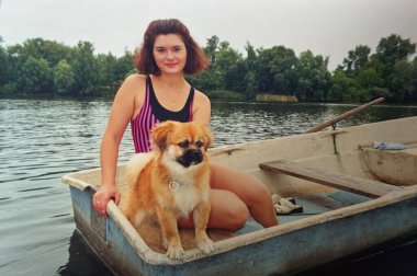 90 'ların klasik Kadın Yaşam Tarzı Portresi. Retro Moda, Nostalji