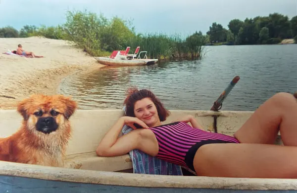 90 'ların klasik Kadın Yaşam Tarzı Portresi. Retro Moda, Nostalji