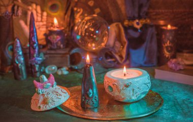 Ayin mumları ve esrarengiz özellikler, büyülü atmosfer ve mistik ritüeller.