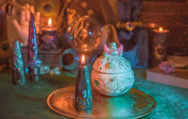 Ayin mumları ve esrarengiz özellikler, büyülü atmosfer ve mistik ritüeller.