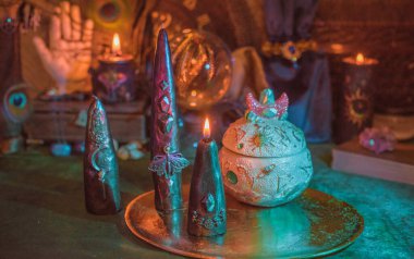 Ayin mumları ve esrarengiz özellikler, büyülü atmosfer ve mistik ritüeller.