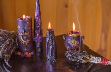 Ayin mumları ve esrarengiz özellikler, büyülü atmosfer ve mistik ritüeller.