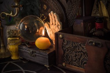 Limon mumu yakın plan, limon şeklindeki bir mumla narenciye temizleme ayinlerinin özünü yakalıyor. 