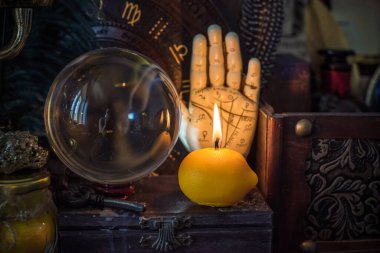 Limon mumu yakın plan, limon şeklindeki bir mumla narenciye temizleme ayinlerinin özünü yakalıyor. 