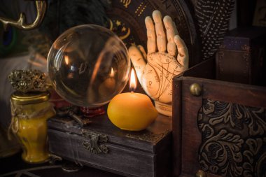 Limon mumu yakın plan, limon şeklindeki bir mumla narenciye temizleme ayinlerinin özünü yakalıyor. 