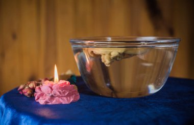 Balmumu dökme ayini. Aura 'nın Enerjik Temizliği. Eriyen balmumu, sembolik şekillerde katılaşır, serbest bırakılan duygusal ve ruhsal tıkanıklıkları yansıtır.