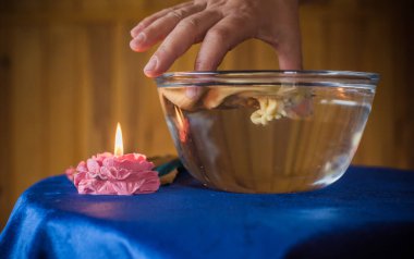 Balmumu dökme ayini. Aura 'nın Enerjik Temizliği. Eriyen balmumu, sembolik şekillerde katılaşır, serbest bırakılan duygusal ve ruhsal tıkanıklıkları yansıtır.