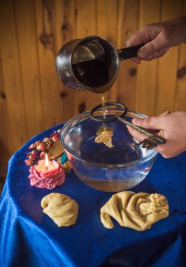 Balmumu dökme ayini. Aura 'nın Enerjik Temizliği. Eriyen balmumu, sembolik şekillerde katılaşır, serbest bırakılan duygusal ve ruhsal tıkanıklıkları yansıtır.