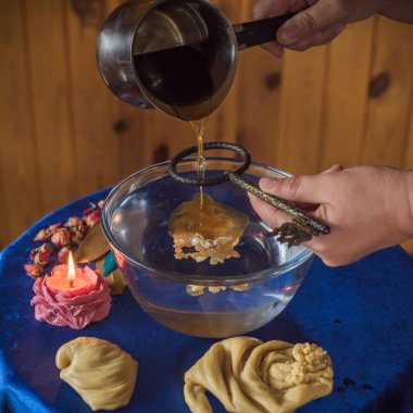 Balmumu dökme ayini. Aura 'nın Enerjik Temizliği. Eriyen balmumu, sembolik şekillerde katılaşır, serbest bırakılan duygusal ve ruhsal tıkanıklıkları yansıtır.