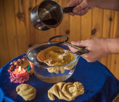 Balmumu dökme ayini. Aura 'nın Enerjik Temizliği. Eriyen balmumu, sembolik şekillerde katılaşır, serbest bırakılan duygusal ve ruhsal tıkanıklıkları yansıtır.