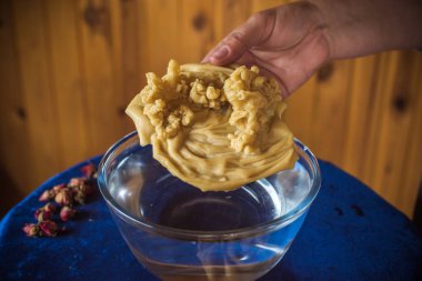 Balmumu dökme ayini. Aura 'nın Enerjik Temizliği. Eriyen balmumu, sembolik şekillerde katılaşır, serbest bırakılan duygusal ve ruhsal tıkanıklıkları yansıtır.