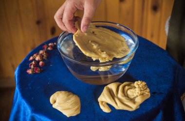 Balmumu dökme ayini. Aura 'nın Enerjik Temizliği. Eriyen balmumu, sembolik şekillerde katılaşır, serbest bırakılan duygusal ve ruhsal tıkanıklıkları yansıtır.