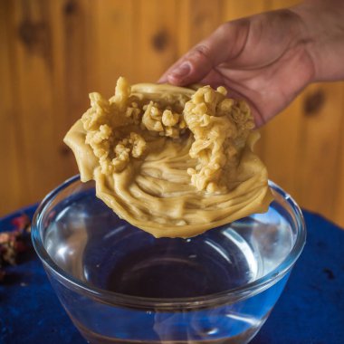 Balmumu dökme ayini. Aura 'nın Enerjik Temizliği. Eriyen balmumu, sembolik şekillerde katılaşır, serbest bırakılan duygusal ve ruhsal tıkanıklıkları yansıtır.