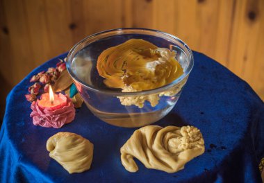 Balmumu dökme ayini. Aura 'nın Enerjik Temizliği. Eriyen balmumu, sembolik şekillerde katılaşır, serbest bırakılan duygusal ve ruhsal tıkanıklıkları yansıtır.