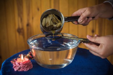 Balmumu dökme ayini. Aura 'nın Enerjik Temizliği. Eriyen balmumu, sembolik şekillerde katılaşır, serbest bırakılan duygusal ve ruhsal tıkanıklıkları yansıtır.