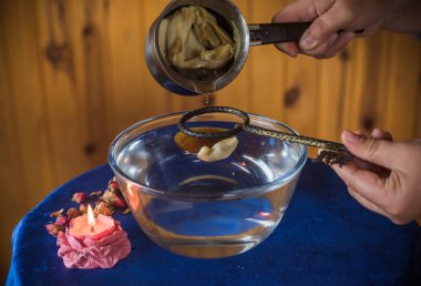 Balmumu dökme ayini. Aura 'nın Enerjik Temizliği. Eriyen balmumu, sembolik şekillerde katılaşır, serbest bırakılan duygusal ve ruhsal tıkanıklıkları yansıtır.