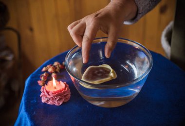 Balmumu dökme ayini. Aura 'nın Enerjik Temizliği. Eriyen balmumu, sembolik şekillerde katılaşır, serbest bırakılan duygusal ve ruhsal tıkanıklıkları yansıtır.