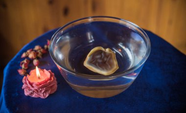 Balmumu dökme ayini. Aura 'nın Enerjik Temizliği. Eriyen balmumu, sembolik şekillerde katılaşır, serbest bırakılan duygusal ve ruhsal tıkanıklıkları yansıtır.