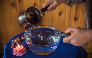 Balmumu dökme ayini. Aura 'nın Enerjik Temizliği. Eriyen balmumu, sembolik şekillerde katılaşır, serbest bırakılan duygusal ve ruhsal tıkanıklıkları yansıtır.