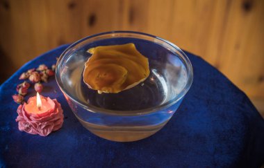 Balmumu dökme ayini. Aura 'nın Enerjik Temizliği. Eriyen balmumu, sembolik şekillerde katılaşır, serbest bırakılan duygusal ve ruhsal tıkanıklıkları yansıtır.