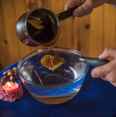 Balmumu dökme ayini. Aura 'nın Enerjik Temizliği. Eriyen balmumu, sembolik şekillerde katılaşır, serbest bırakılan duygusal ve ruhsal tıkanıklıkları yansıtır.