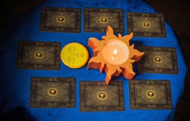 Atmosferik Tarot kartları aşk, kader ve duygusal temalar. Romantik ve mistik içerikler için fikirler. İllüstrasyon başyazısı. Avrupa, Ukrayna, Kyiv. 28 Mayıs