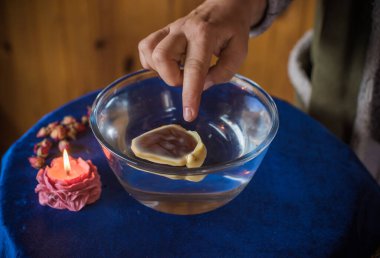 Ruhsal Temizlik ve Enerji Teşhisi İçin Cila Dökme Ritüeli