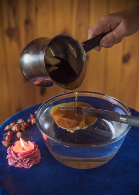 Ruhsal Temizlik ve Enerji Teşhisi İçin Cila Dökme Ritüeli