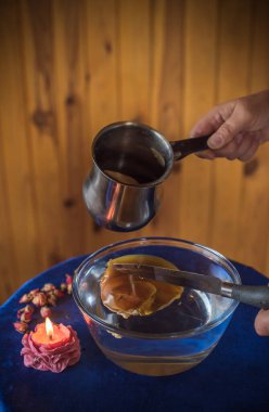 Ruhsal Temizlik ve Enerji Teşhisi İçin Cila Dökme Ritüeli