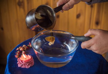 Ruhsal Temizlik ve Enerji Teşhisi İçin Cila Dökme Ritüeli